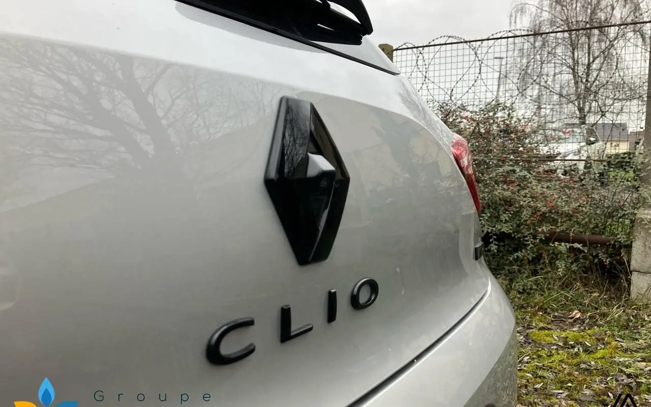 Renault Clio v Clio e-tech full hybrid 145 engineered 1012 12