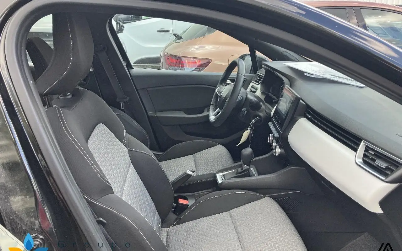 Renault Clio v Clio e-tech 140 - 21n limited 1136 8