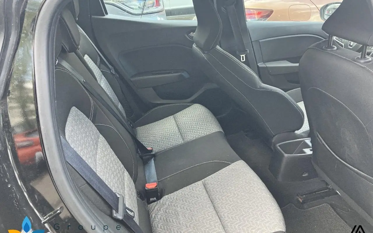 Renault Clio v Clio e-tech 140 - 21n limited 1136 9