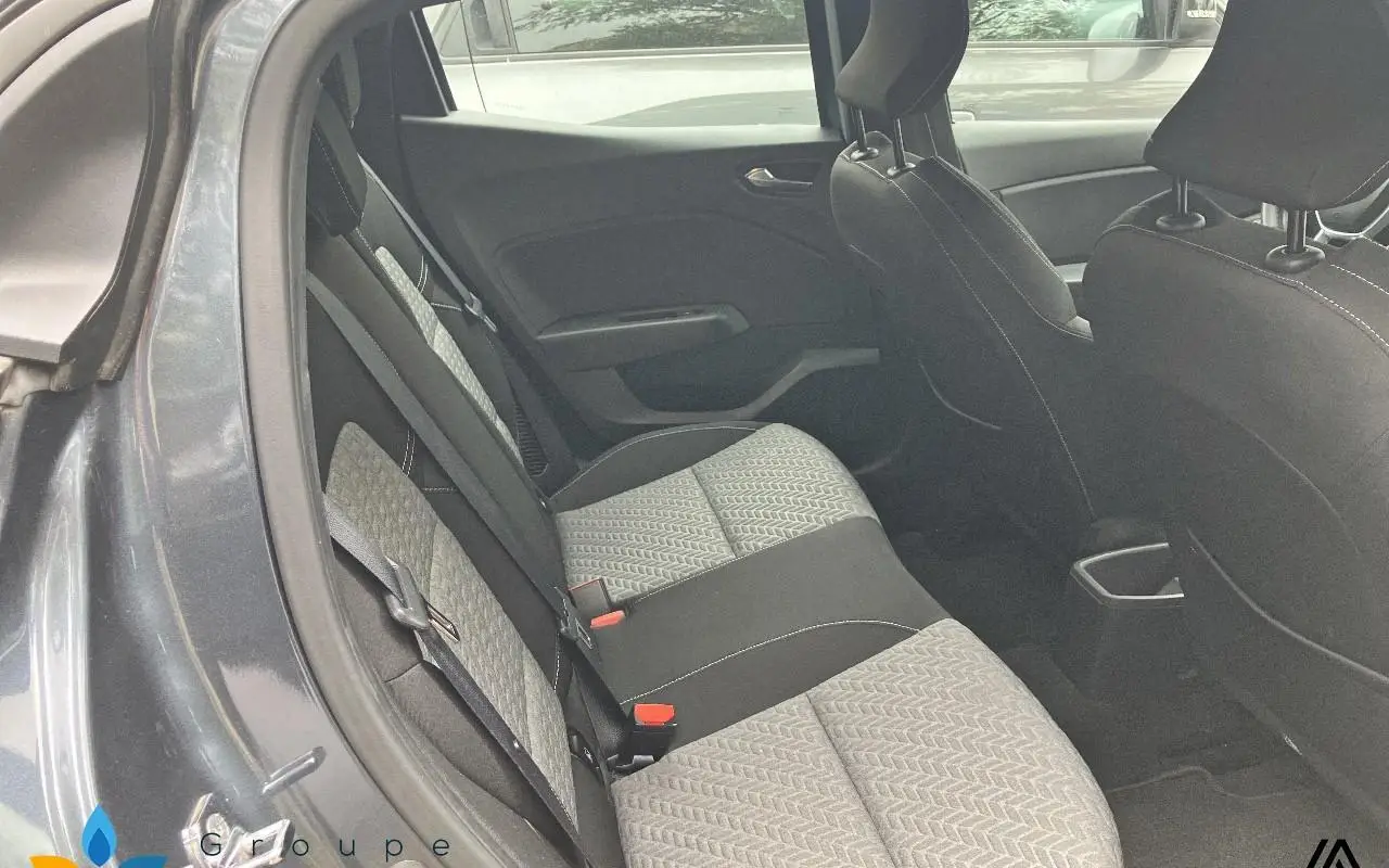 Renault Clio v Clio e-tech 140 - 21n limited 1174 9