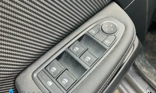Renault Clio v Clio e-tech full hybrid 145 engineered 1284 12