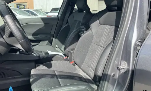 Renault Clio v Clio e-tech full hybrid 145 engineered 1284 8