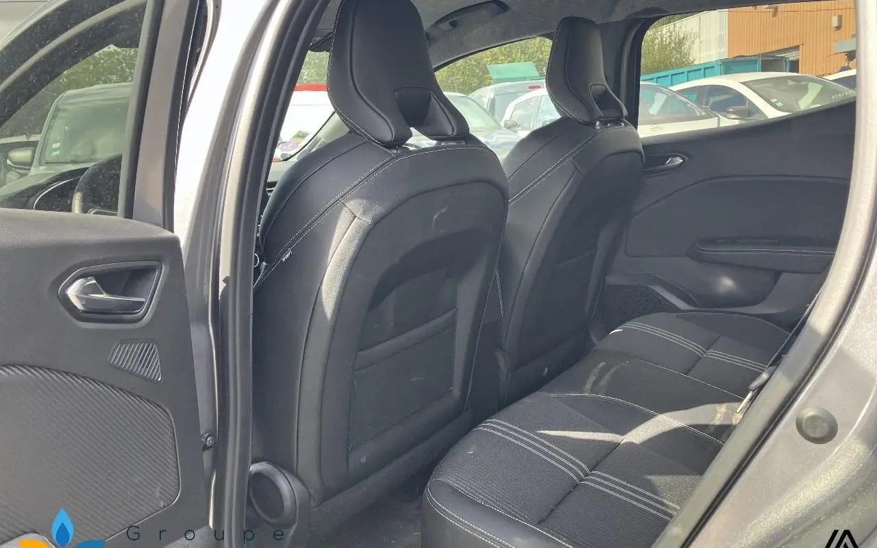 Renault Clio v Clio e-tech full hybrid 145 engineered 1284 9