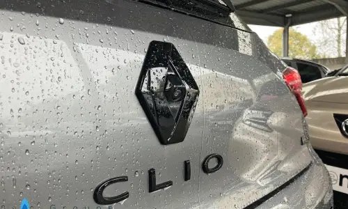 Renault Clio v Clio e-tech full hybrid 145 engineered 1319 12