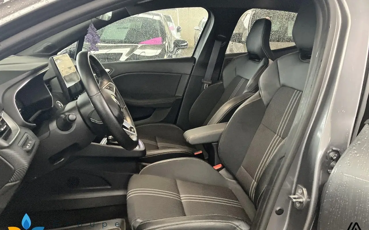 Renault Clio v Clio e-tech full hybrid 145 engineered 1319 8