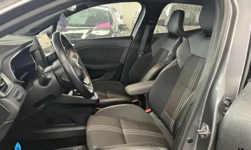 Renault Clio v Clio e-tech full hybrid 145 engineered 1319 8