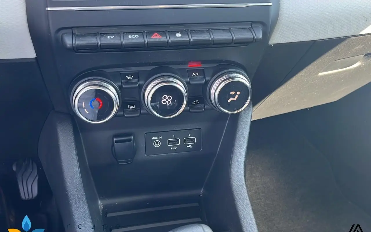 Renault Clio v Clio e-tech 140 - 21n limited 808 13