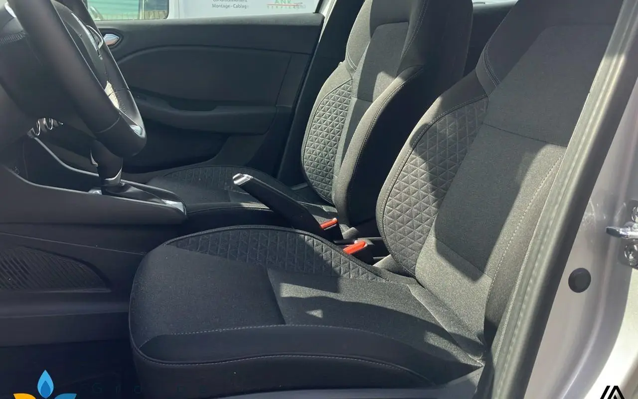 Renault Clio v Clio e-tech 140 business 836 8