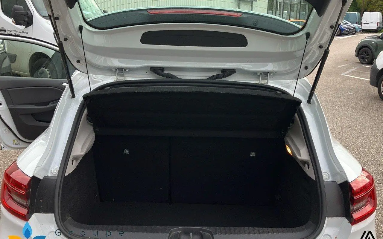 Renault Clio v Clio e-tech 140 business 900 10